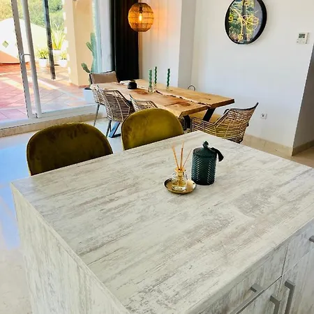 Penthouse Au Calme Avec Vue Nature Environnante Et Tres Grandes Terrasses Marbella